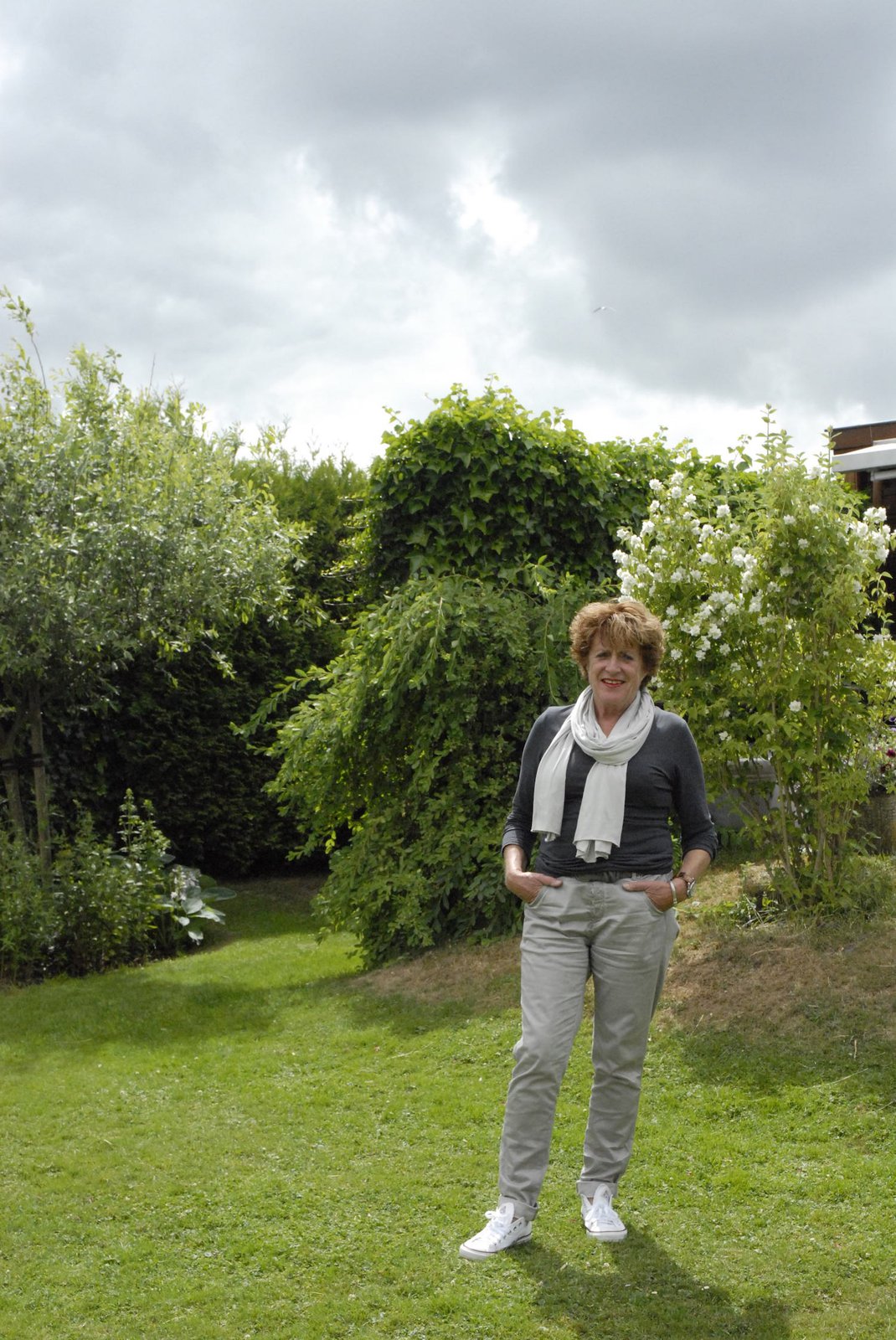 Mieke Martelhoff, uitbater Vivelavie, in haar tuin