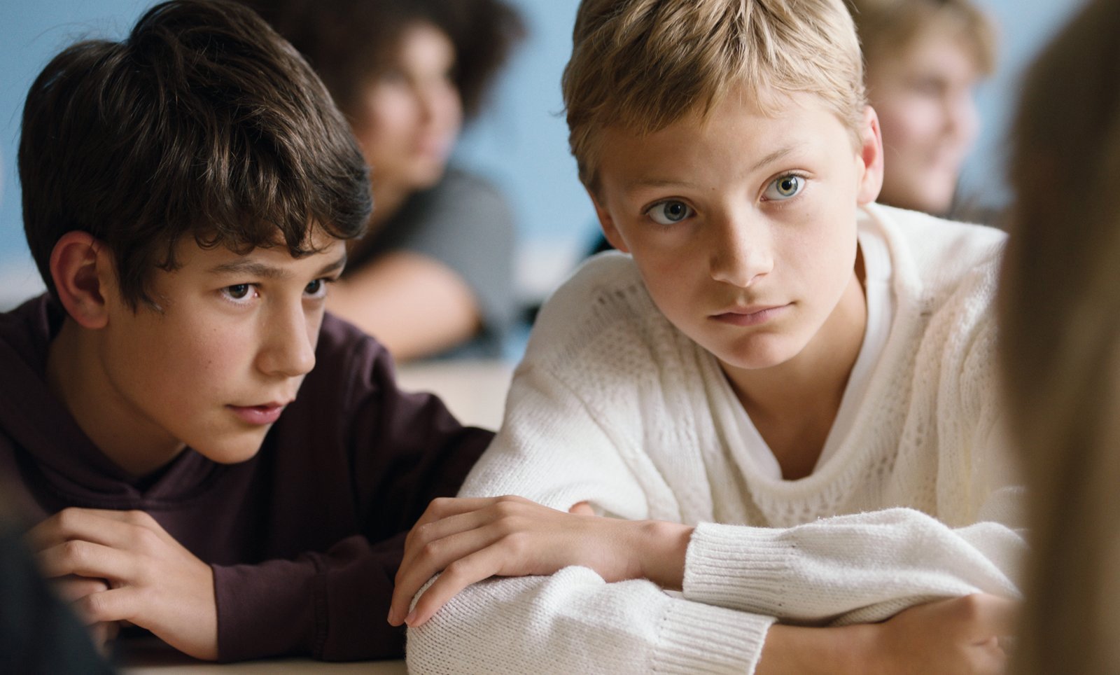 Acteurs Gustav De Waele en Eden Dambrine in een schoolklas in een still uit Close