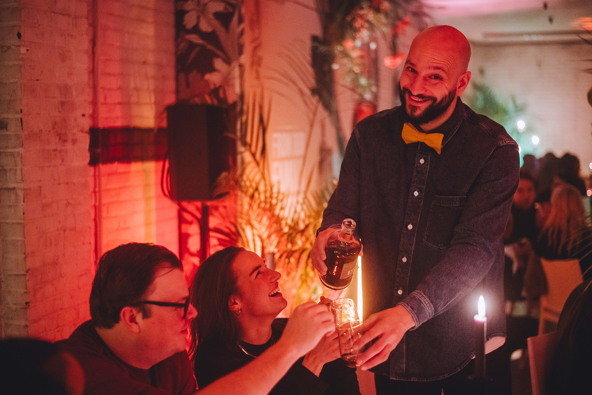 Ober schenkt twee mensen drankje in tijdens Bacardi's Dinner Party