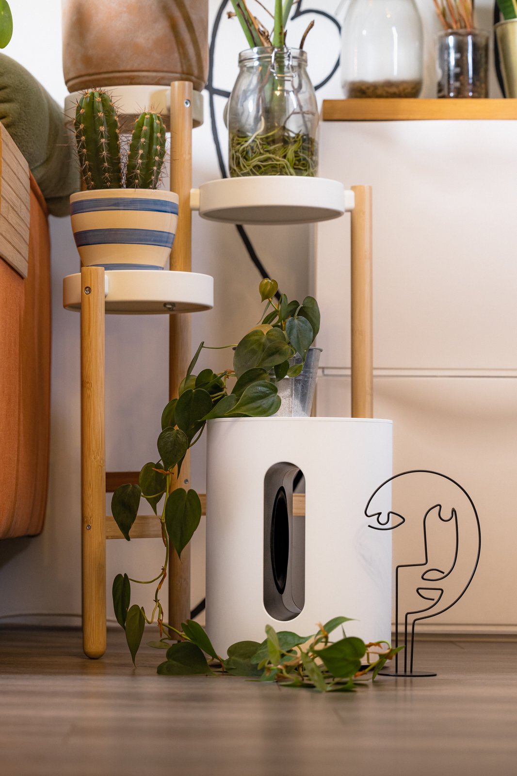 Witte Sonos Sub Mini omgeven door kamerplanten