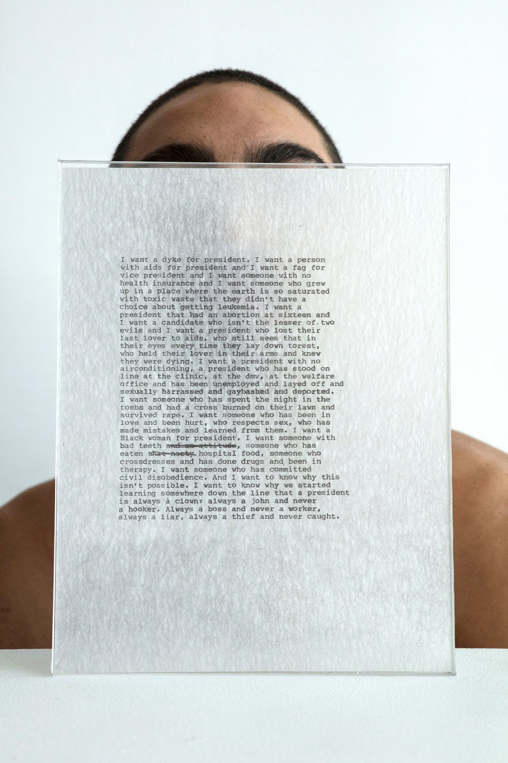 Performance regie: Diego Bianchi, met I Want a President, (document print) 1992/2018 van Zoe Leonard, met dank aan Museo CA2M collection. Foto: Daniel Riera. Performer: Antonio de Rosa