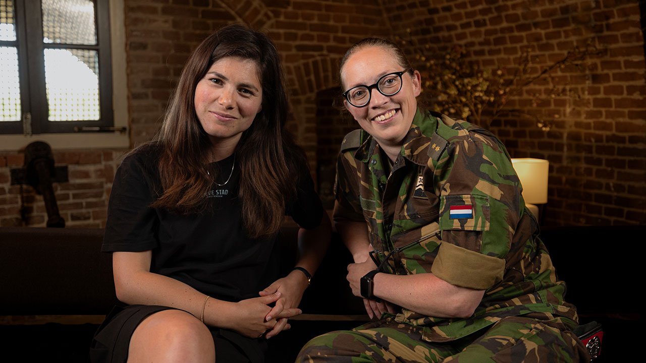 Hanna van Vliet met reservist Linda