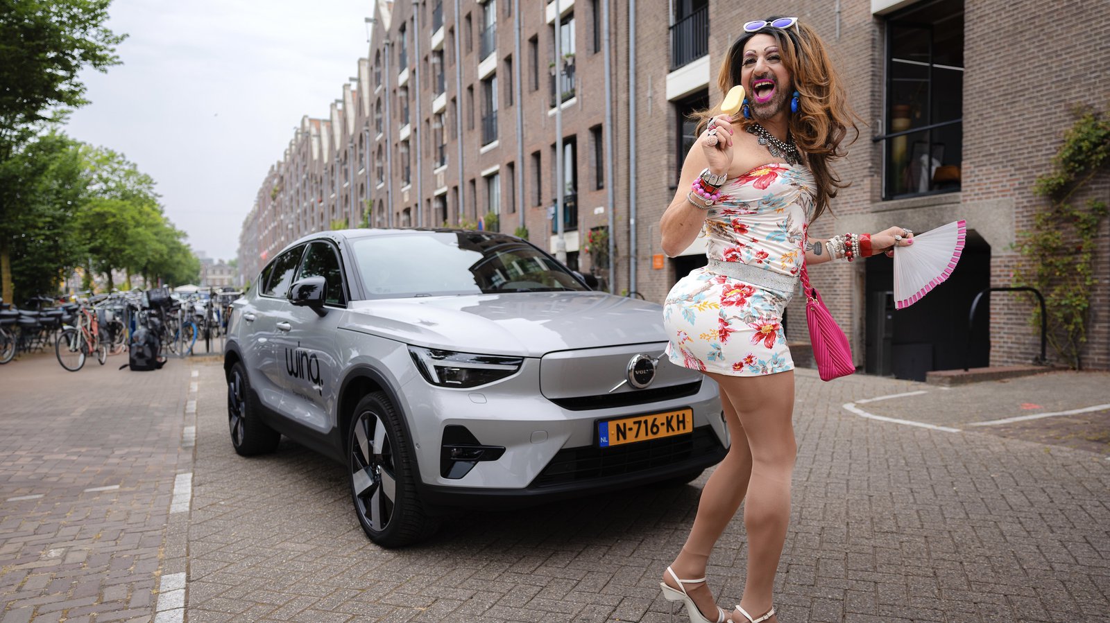 Jennifer Hopelezz voor de Winq auto