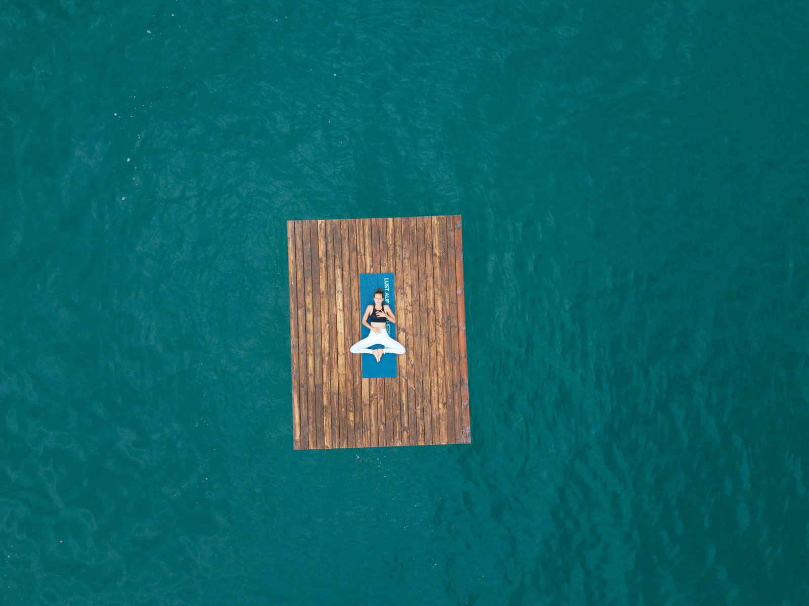 Vrouw doet aan yoga op water