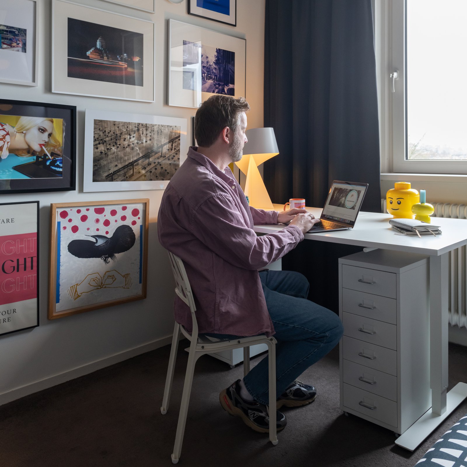 Werkkamer met fotolijsten