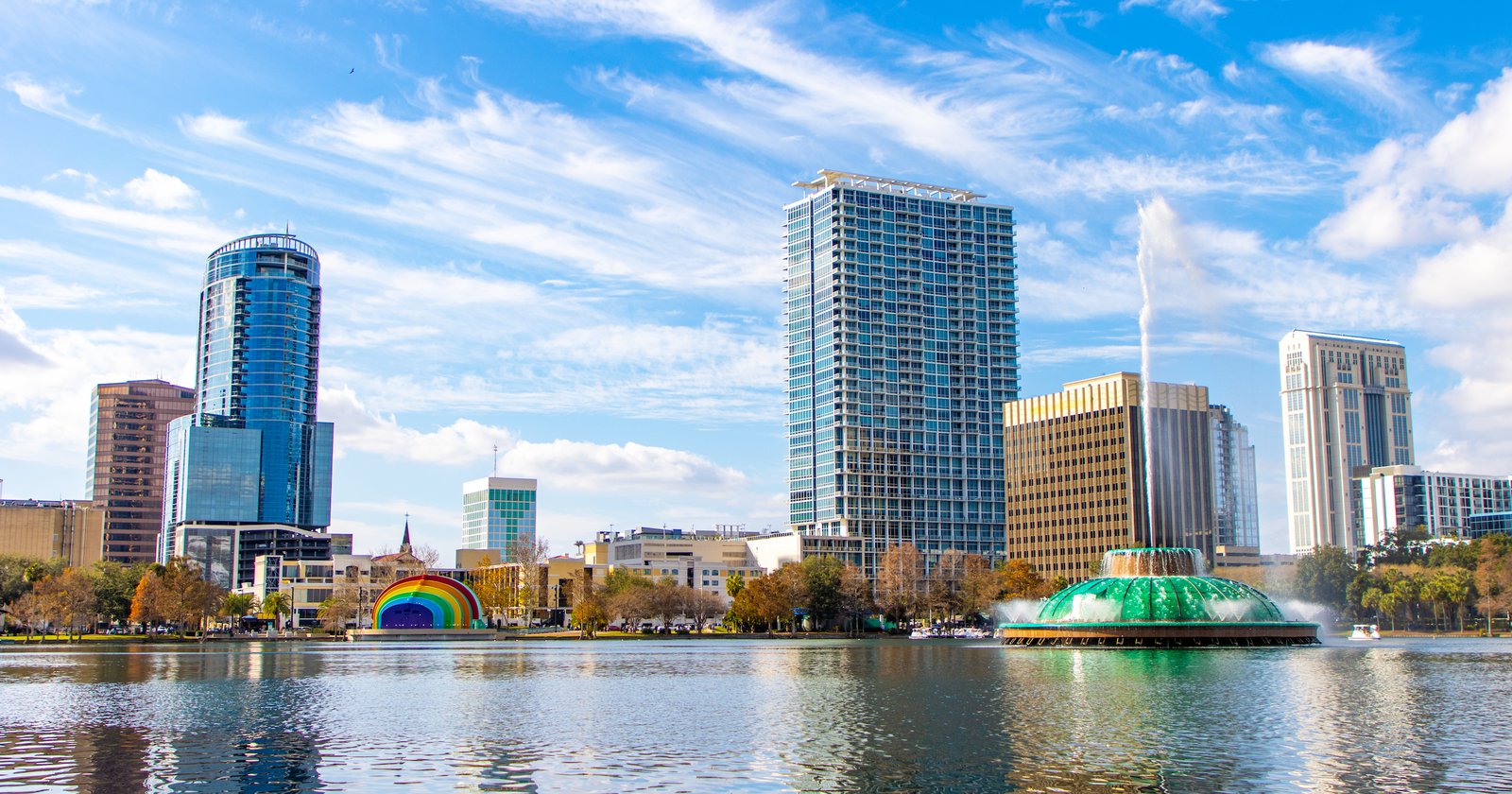 Lake Eola Park. Rondom dit meertje vindt Come Out With Pride plaats. Ter ere hiervan heeft de gemeente de bandstand in regenboogkleuren geschilderd.